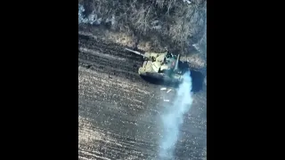 Russian tank crew narrowly escaped their tank which was hit by a NLAW