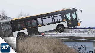 Bus bleibt auf Brückengeländer in Mainz hängen