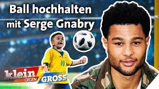 Fußball-Challenge: 7-jähriger Junge besser als Serge Gnabry? | Klein gegen Groß