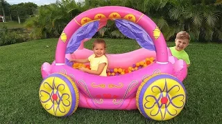 Diana Juega con el Carruaje Inflable de Princesa