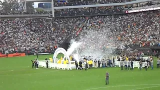 Corinthians recebendo a taça do Hepta e Fiel Torcida fazendo a festa