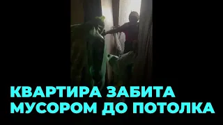 Синдромом «Плюшкина»: пенсионерка копила мусор в квартире