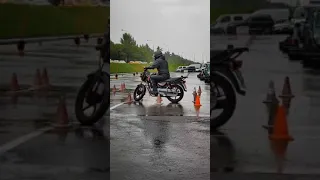 когда замёрз и промок, но на крытую площадку отказался идти)) #bike #motivation  #мотошкола