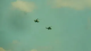 пара Ми-8амтш пролет над крышей