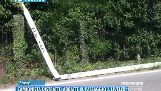 TG TREVISO (01/12/2016) - CAMIONISTA DISTRATTO ABBATTE IL PASSAGGIO A LIVELLO