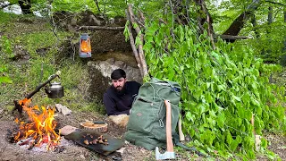 Solo Bushcraft Camping Under the Rock! Cooking Lamb on a Stone | Relaxing Overnight in a Shelter