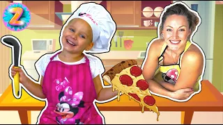 Злата готовит пиццу для папы. Zlata backt Pizza für Papa.