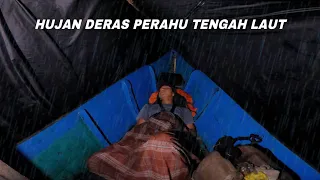 Mencari ikan di tengah laut Diterjang badai hujan deras dalam perahu