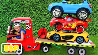 Niki montar en camión de remolque y jugar venta de coches de juguete para los niños