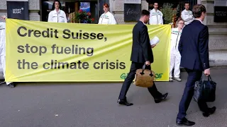 Greenpeace blockiert Schweizer Großbanken