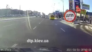 Видео момента аварии дтп  в Киеве на Окружной: причина как всегда, попытка уйти на разворот