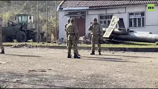 Հայ և ադրբեջանցի զինվորականնները խոսում են իրար հետ, ռուս խաղաղապահների ներկայությամբ