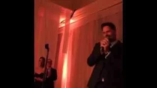 Joe Manganiello le canta a Sofía Vergara durante la boda