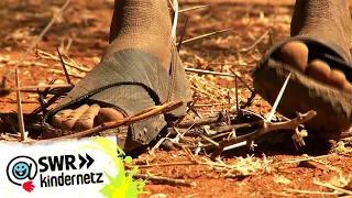 Sandalen aus Autoreifen | Mein Bruder und ich in Kenia | SWR Kindernetz