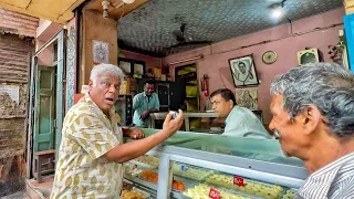 KOLKATA'S FAMOUS SINGARA SAMOSA AT 108 YRS OLD SHOP 😮😋😍 #ashishvidyarthi #kolkata #streetfood #food