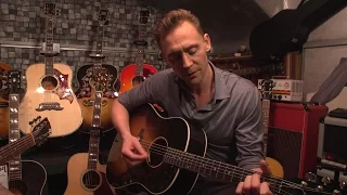 [HD] Tom Hiddleston sings Hank Williams in a London guitar shop