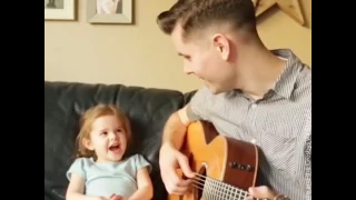 Süßes Mädchen singt mit ihrem Vater