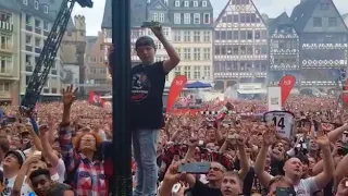 Ganz Frankfurt feiert mit den Spielern der Eintracht nach dem DFB-Pokalfinale