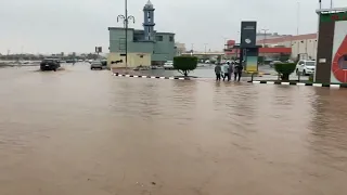 Rain 🌧️ in Jeddah Saudi Arabia #rain #floods #ofw #saudiarabia #jeddahsaudiarabia #city #street