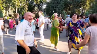 НА БЕРЕГУ ЧУ! ТАНЦЫ В ПАРКЕ ГОРЬКОГО ХАРЬКОВ СЧАСТЛИВЫЕ ДНИ