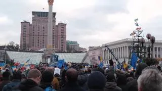 Многотысячный Майдан поет гимн Украины.  01.12.13