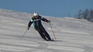 Базовый поворот на параллельных лыжах, с проскальзыванием и уколом палкой.