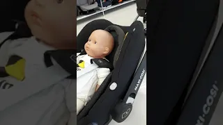 Jak bezpiecznie zapinać dziecko w foteliku samochodowym