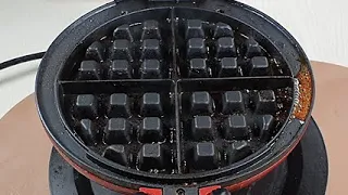 WAFFLE IRON vs How to clean a waffle maker very easily