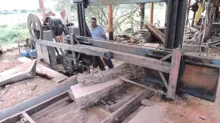 Serra para corte de troncos de madeira.