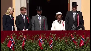 King Harald and the royal family greet the children's parade on 17. May 2023
