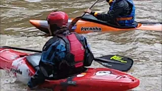 Kajak Fahrer im Hochwasser - Wertach als Wildwasser - 02.06.2024 - Kayaker in flood & wild water