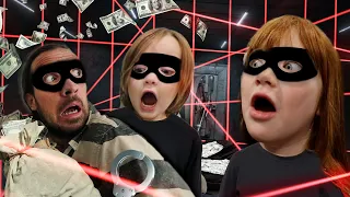 BABY ROBBER FAMiLY!! Adley & Niko steal money from the Brookhaven Bank & Adopt a pet family with Dad