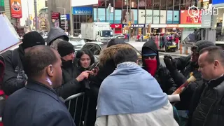 Jackie Chan communicates and gives autographs to fans in New York in very cold weather