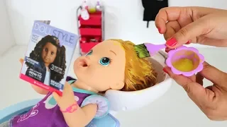 Baby Alive minha Boneca Sara e Mamae trabalhando no salãozinho 💄💅de beleza!!! Totoykids Portugues