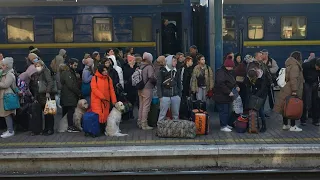 Thousands flood Kyiv train station in bid to flee Ukraine capital | AFP