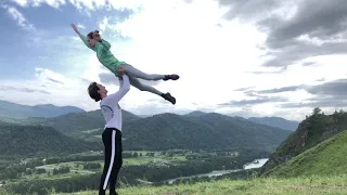 Ballet on vacation. Altai Mountains, Russia. Daria Khokhlova/Artemiy Belyakov