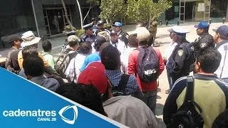 Maestros de la CNTE ingresan a las oficinas de la SEP por la fuerza