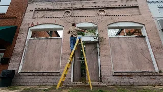 RIPPING DAMAGING VINES OFF HISTORIC BUILDING | 115 YEAR OLD SMALL TOWN DRUG STORE PRESERVATION