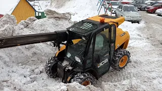 Погрузка объёмных снежных  комков телескопическим погрузчиком JCB