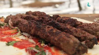 შამფურზე შემწვარი უგემრიელესი ქაბაბი, ბოსტნეულთან ერთად Kebab on a spit with vegetables.