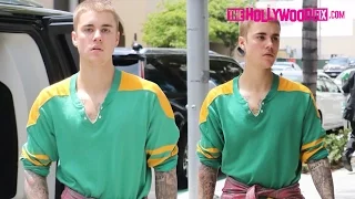 Justin Bieber Yells "Hi!" To A Fan While Arriving To Sugarfish For Lunch In Beverly Hills 5.20.16