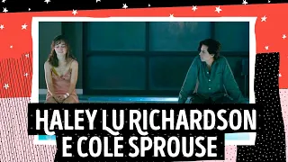 Cole Sprouse e Haley Lu Richarson respondem perguntas de fãs brasileiros