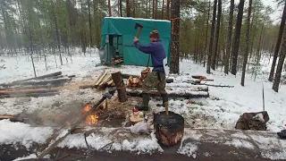 СТРОЮ ХИЖИНУ В ЛЕСУ. ЛАЧУГА ОТШЕЛЬНИКА. ТАЁЖНЫЙ БАЛАГАН. СТРОЙКА В ТАЙГЕ. ДЕЛАЕМ ПОЛ В ЖИЛИЩЕ.