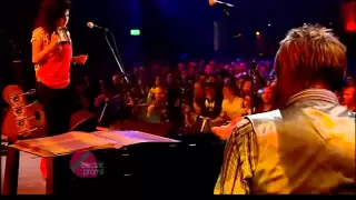 Amy Winehouse & Paul Weller - Don't Go To  Strangers - Live