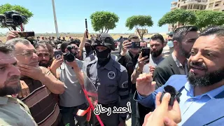 الحوار كامل بين المعلمين ومسؤولين من حكومة الإنقاذ أمام مبنى الحكومة، وسط وجود  الأمـ،،ن في المكان