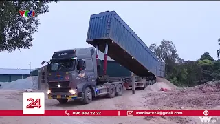 Thủ đoạn chở cát lậu bằng xe container hoán cải | VTV24