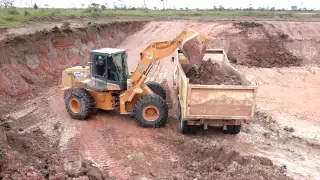 Excavacion con Pala cargadora case 821C