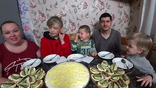 мукбанг вкусный рыбный салат и бутерброды