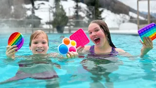 Amelia and Avelina play the Poppit challenge with Akim and Arthur!