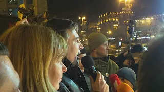 Освобожденный Саакашвили идет по Крещатику. Речь на ступенях КМДА